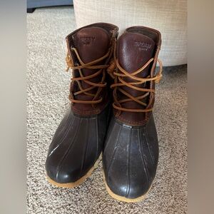 Women’s Sperry boots.